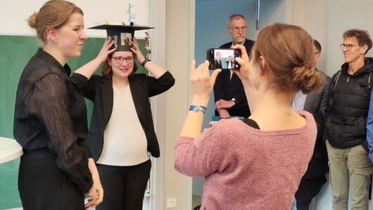Gratulation und Übergabe des Hutes an Lisa Börmel nach erfolgreicher Verteidigung der Promotion