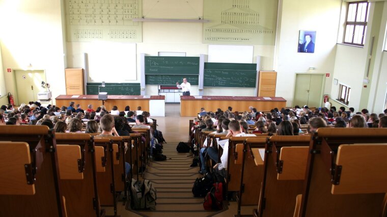 Hörsaal mit Studierenden und Dzent